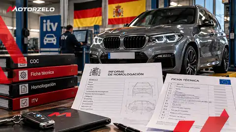 Nave de inspección ITV con un técnico revisando un vehículo, junto al informe de homologación y la ficha técnica sobre una mesa